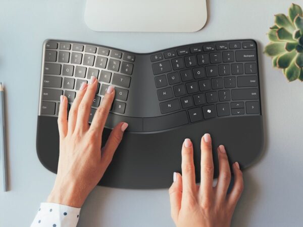 Kompakte ergonomische Tastatur: Natürliche und entspannte Haltung beim Tippen